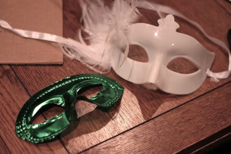 Masquerade mask DIY - craft from Christmas Ornaments