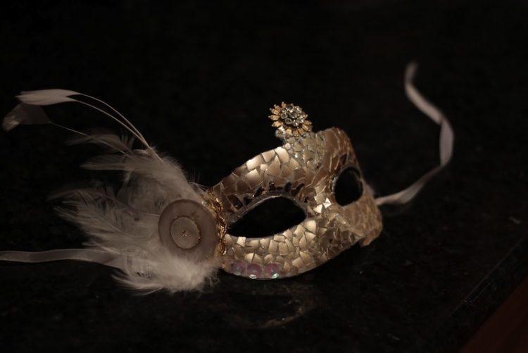 Masquerade mask DIY - craft from Christmas Ornaments