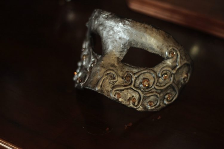 Masquerade mask DIY - craft from Christmas Ornaments